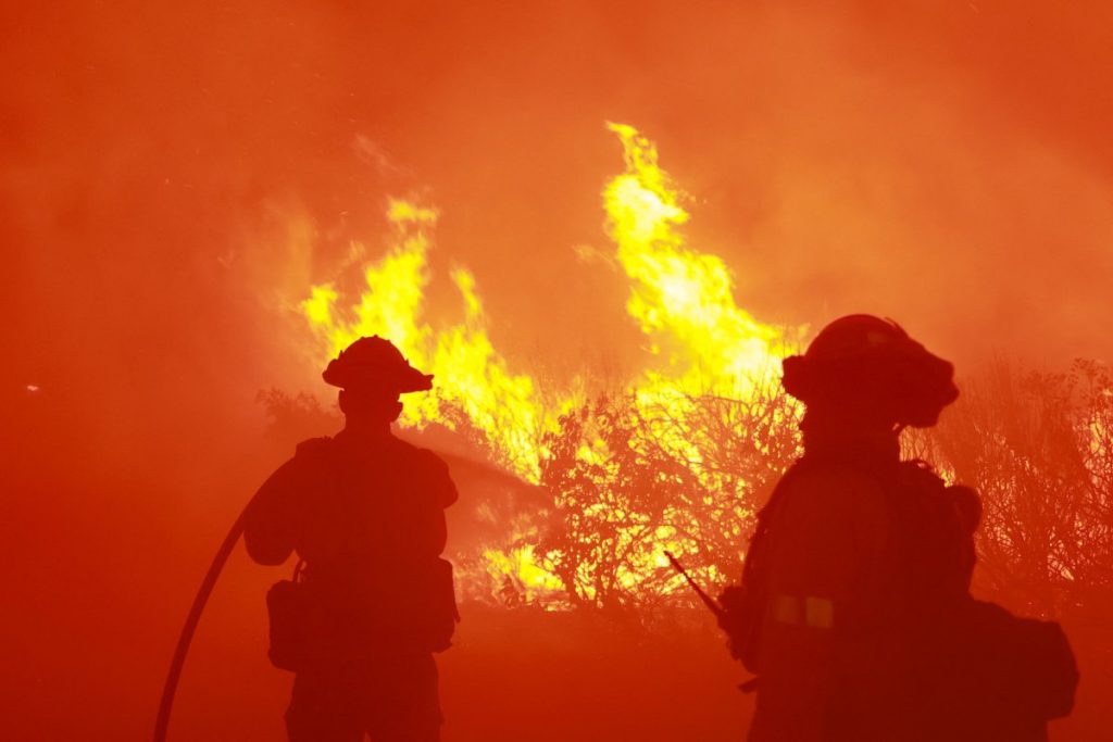 ΗΠΑ: Πύρινη κόλαση την Καλιφόρνια – Άνιση μάχη με τις φλόγες λόγω καύσωνα και ισχυρών ανέμων