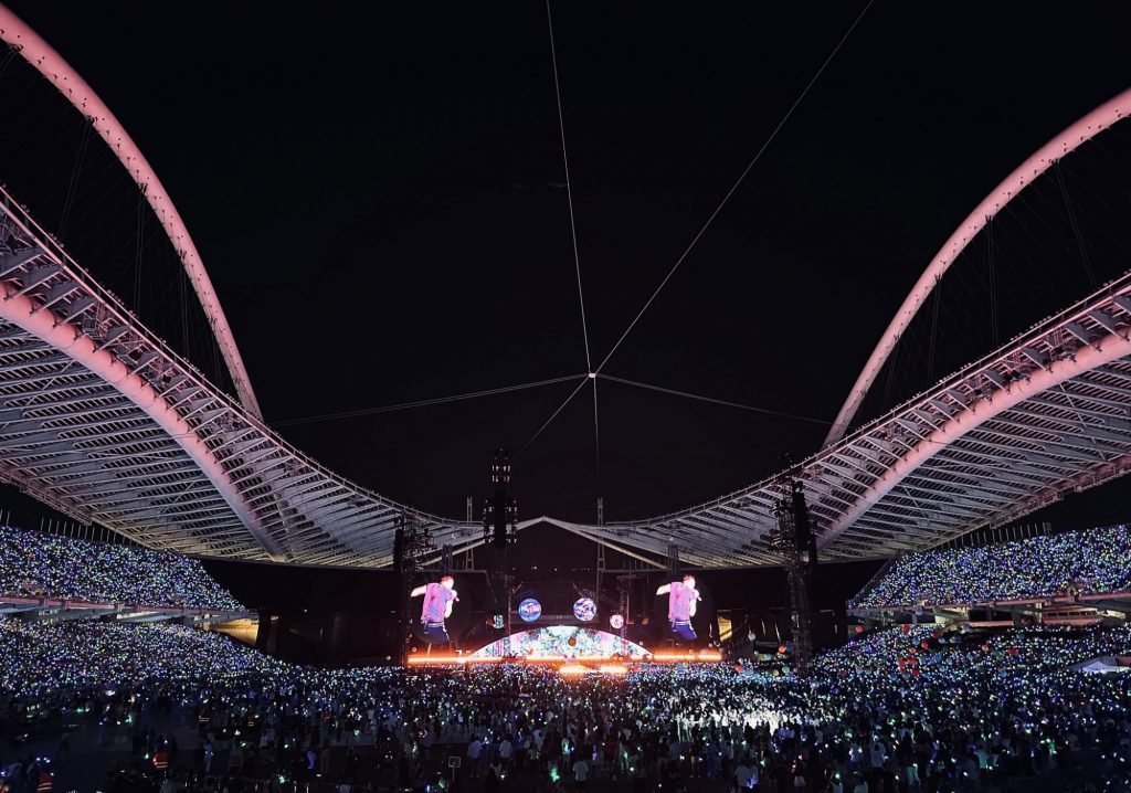 To φαντασμαγορικό σόου των Coldplay στο ΟΑΚΑ μπροστά σε 60.000 κόσμο – Οι επώνυμοι και τα ελληνικά του Κρις Μάρτιν