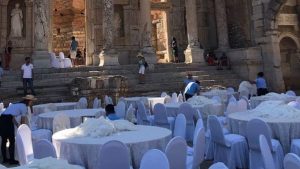 Τουρκία: Χαμός και έντονες αντιδράσεις για πριβέ δείπνο σε τουρίστες στην αρχαία Έφεσο
