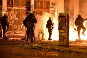 Επιθέσεις με μολότοφ, πέτρες και μπουκάλια στα Εξάρχεια – 3 αστυνομικοί στο νοσοκομείο και 20 προσαγωγές