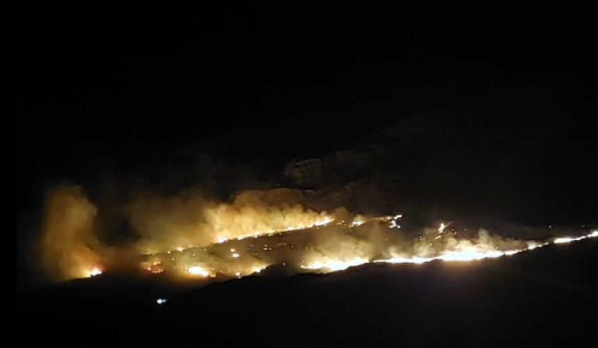 Φωτιά στο Ρέθυμνο: Καίει μεταξύ των οικισμών Ακούμια και Κρύα Βρύση