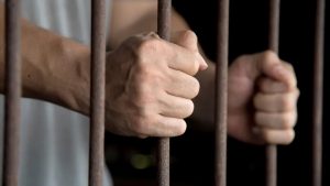 Στη φυλακή 33χρονος για ενδοοικογενειακή βία παρότι η σύζυγος τα «γύρισε» στο δικαστήριο – Τον είχε καταγγείλει ο γιος του