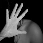 Ενδοοικογενειακή βία: Στα δικαστήρια ο δικηγόρος για να απολογηθεί – Με κατάγματα και τραύμα στη γλώσσα η σύζυγος
