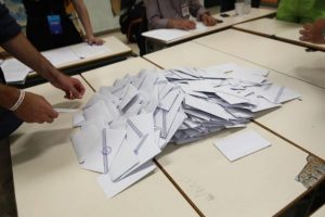 Ευρωεκλογές 2024: Στο Αυτόφωρο υποψήφιος ευρωβουλευτής – Μοίραζε σταυρωμένα ψηφοδέλτια έξω από εκλογικό τμήμα