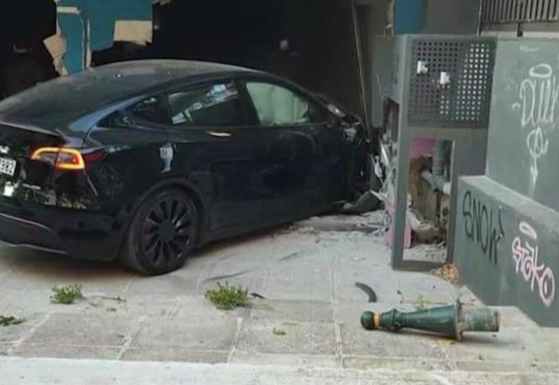 Τροχαίο στην Κηφισιά: Οδηγός έχασε τον έλεγχο του οχήματός του και «καρφώθηκε» σε κατάστημα
