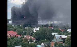 Μόσχα: Εγκλωβισμένοι άνθρωποι σε φλεγόμενο κτίριο – Αγωνιώδεις προσπάθειες για να σωθούν