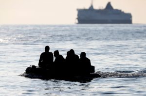Ιταλία: Δεκάδες αγνοούμενοι από ναυάγιο στα ανοικτά της Καλαβρίας – Στις έρευνες και εναέρια μέσα