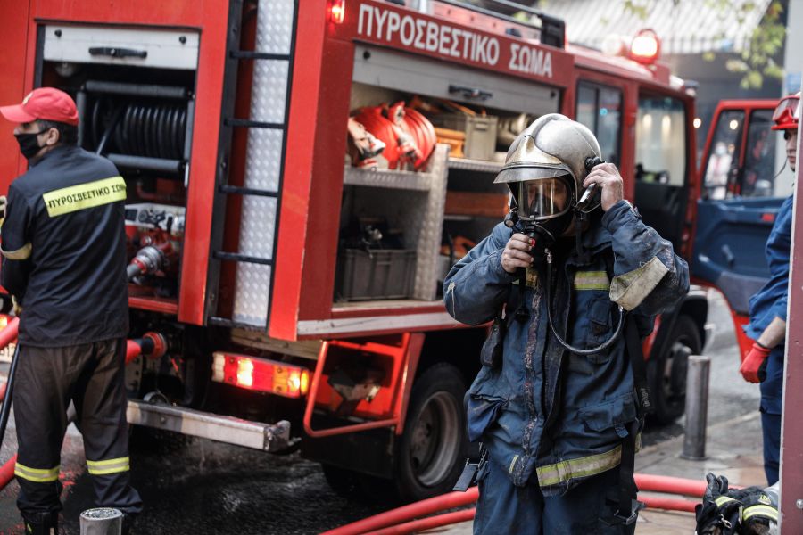Πυρκαγιά στην ΠΥΡΚΑΛ στο Πάνακτο Βοιωτίας – Σε αποθηκευτικό χώρο επικίνδυνων υλικών