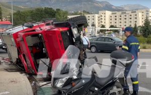 Πάτρα: Τροχαίο με ανατροπή πυροσβεστικού οχήματος – Τραυματίστηκε ένας πυροσβέστης
