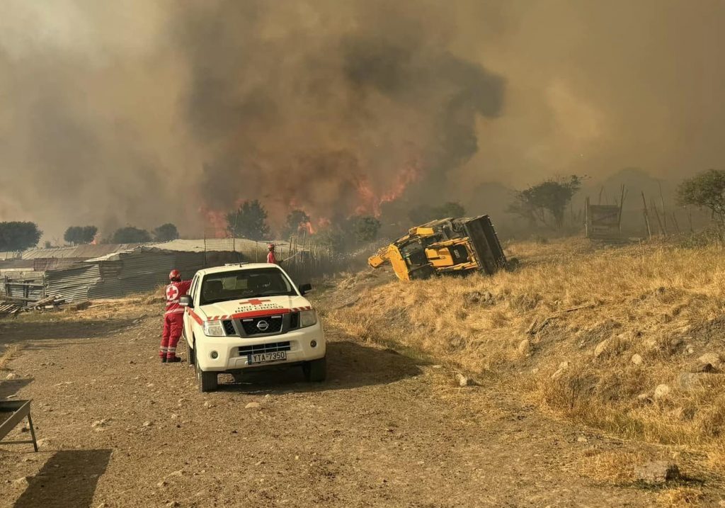 Φωτιά στη Ροδόπη: Δύσκολη μάχη με τις φλόγες – Ατύχημα με μπουλντόζα