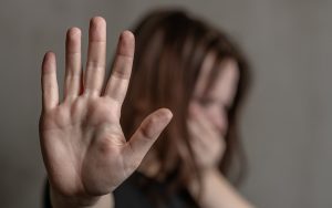 Άμφισσα: «Θα σε βρούνε πεταμένη σε κάδο» – Σοκάρουν οι απειλές που δεχόταν η 22χρονη από τον σύζυγό της
