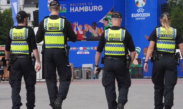 Χαμός στο Αμβούργο πριν το Πολωνία – Ολλανδία: Αστυνομικοί πυροβόλησαν άνδρα που κρατούσε τσεκούρι (vids)
