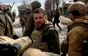 Όταν ο Ζελένσκι απειλούνταν από ακραία στελέχη του στρατού – «Θα κρεμαστεί από δέντρο, εάν προδώσει τους Ουκρανούς»