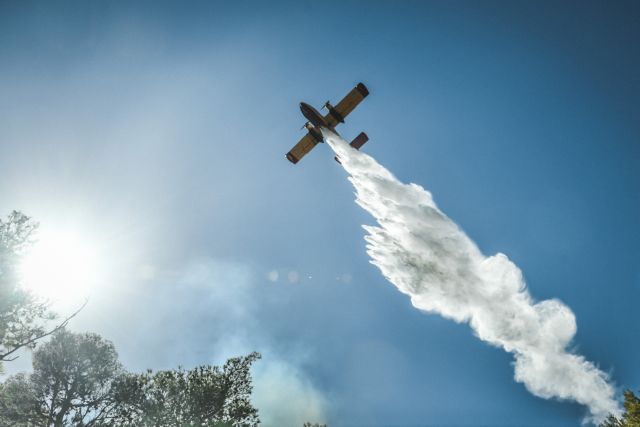 Φωτιά στο Μαρκόπουλο: Καίει μόλις δύο χιλιόμετρα από τον Ιππόδρομο – Σηκώθηκαν δύο αεροσκάφη κι ένα ελικόπτερο
