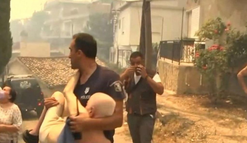 Φωτιά στην Πάτρα: «Με κρατούσε σφιχτά… φώναζε και δεν τον άκουγε κανείς» – Αστυνομικός έσωσε ηλικιωμένο