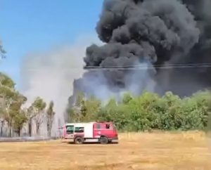 Φωτιά στην Αχαΐα: Στις φλόγες εργοστάσιο με πλαστικά και μήνυμα του 112