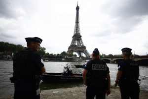 Γαλλία: Τεταμένο το κλίμα ενόψει του β΄γύρου των εκλογών – Στους δρόμους 30.000 αστυνομικοί