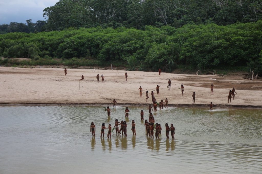 Αμαζόνιος: Φυλή χωρίς επαφές με τον πολιτισμό απειλείται από τους υλοτόμους