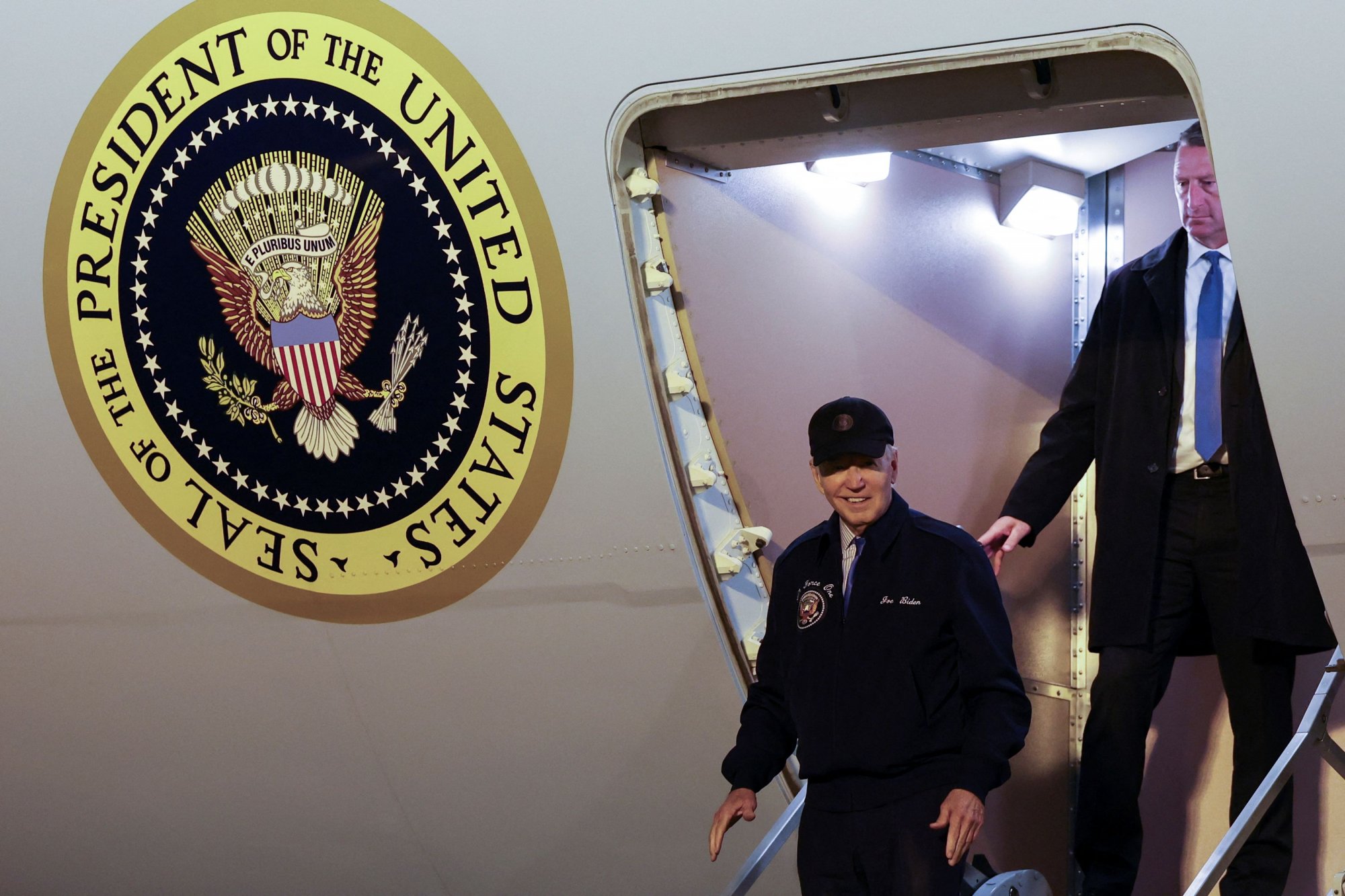 Τζο Μπάιντεν: Κατέβηκε με δυσκολία από το Air Force One