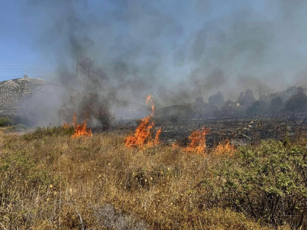 Υπό έλεγχο η φωτιά στον Κουβαρά – Αποκαταστάθηκε η κυκλοφορία στη Λ. Σουνίου