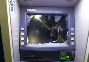 Σπείρα «σήκωνε» χρηματοκιβώτια από επιχειρήσεις και χτυπούσε ATM στην Αττική – Πώς δρούσαν