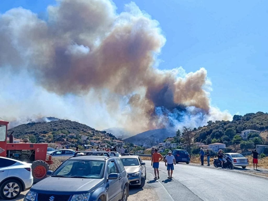 Ανεξέλεγκτη η φωτιά στην Εύβοια – Μπαράζ εκκενώσεων, εκτάκτως στο νησί ο Βασίλης Κικίλιας