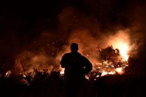 Φωτιά στην Εύβοια: Συγκλονίζει πυροσβέστης που τραυματίστηκε – «Παραλίγο να καώ»