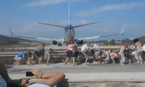 Τρομακτικό βίντεο από απογείωση θρίλερ στη Σκιάθο – Αγνοούν τις προειδοποιήσεις οι τουρίστες