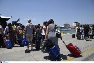 Ερευνα ΕΛΣΤΑΤ: Μείωσαν τις διανυκτερεύσεις στα ταξίδια τους οι Ελληνες
