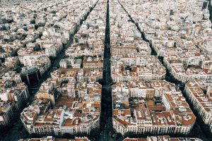 Η στεγαστική κρίση, ο υπερτουρισμός και τα διδάγματα της Βαρκελώνης
