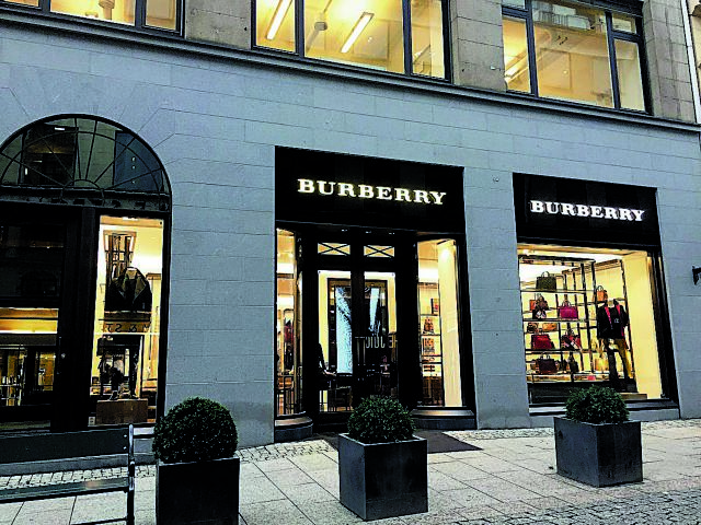 Burberry: ετοιμάζει εκατοντάδες απολύσεις