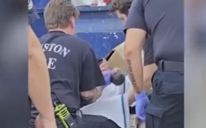 Τέξας: Η στιγμή που αστυνομικοί ξεθάβουν ζωντανό ένα μωρό από σωρό σκουπιδιών (βίντεο σοκ)