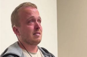 Συγκινητικό βίντεο: Άνδρας 28 ετών ακούει την φωνή του για πρώτη φορά και ξεσπά σε κλάματα