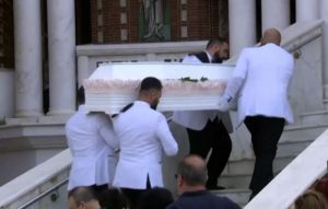 Χαλκιδική: Θρήνος στην κηδεία της 13χρονης που σκοτώθηκε όταν την χτύπησε κεραυνός σε παραλία