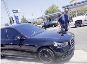 Καλιφόρνια: Οδηγός χαστουκίζει αυτιστικό παιδί επειδή ακούμπησε το ακριβό αμάξι του – Βίντεο σοκ