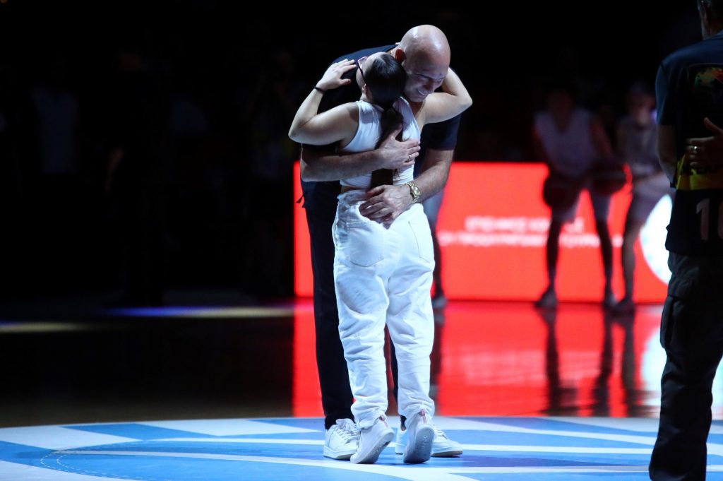 Όταν ο Νίκος Γκάλης αγκάλιασε την Λωξάνδρα Λούκας στο Προολυμπιακό τουρνουά Μπάσκετ 2024