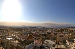 Ο καπνός από τη φωτιά στην Εύβοια έχει καλύψει τον δυτικό ορίζοντα του Ν. Αττικής