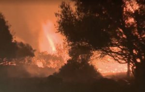 Φωτιά στην Εύβοια: Παραλίγο να τραυματιστούν πυροσβέστες από έκρηξη ανεμογεννήτριας