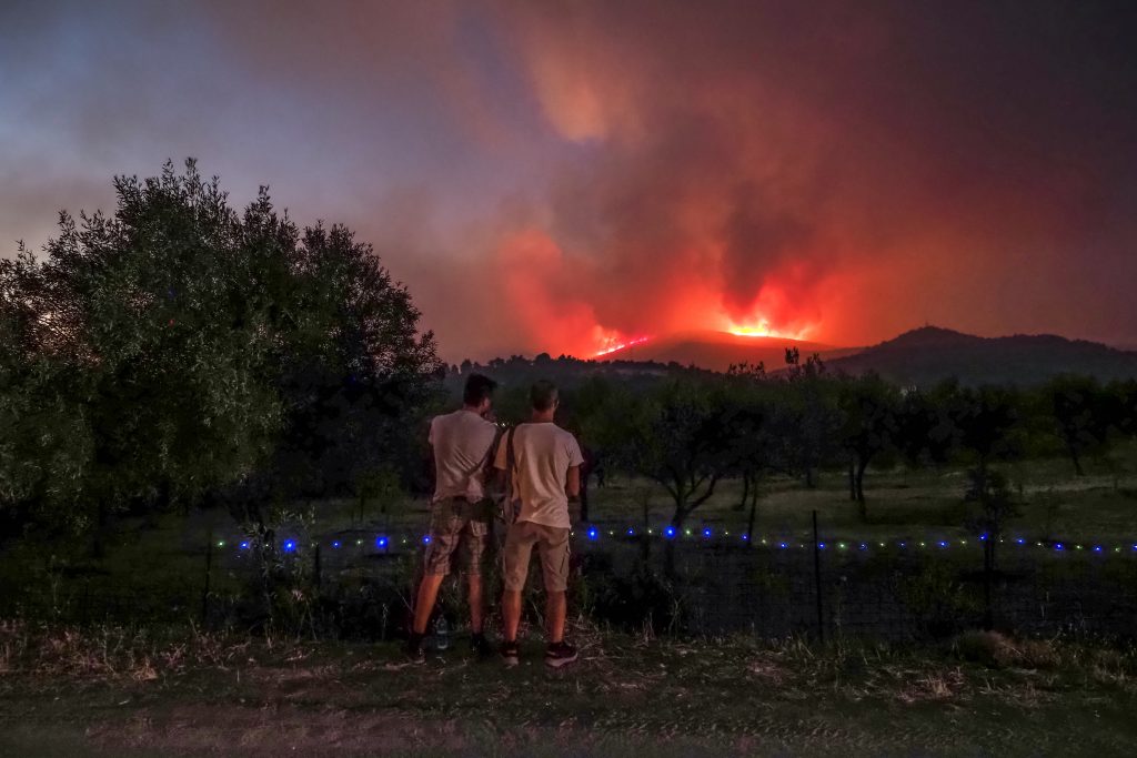 Φωτιά τώρα στην Εύβοια: Ανεξέλεγκτο το μέτωπο – Στη μάχη οι Ένοπλες Δυνάμεις, ξανά στο νησί ο Κικίλιας