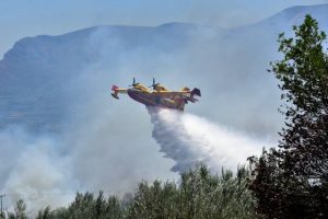 Φωτιά στη Λέσβο: Στη «μάχη» επτά αεροσκάφη και ένα ελικόπτερο