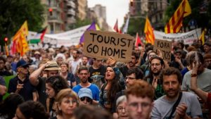 Υπερτουρισμός: Γιατί η Ευρώπη έγινε το επίκεντρο των αντι-τουριστικών συγκεντρώσεων