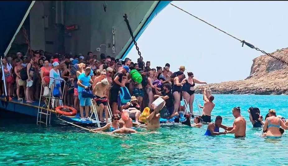 Μπάλος: Εικόνες ντροπής από την παραλία – Οι τουρίστες μπαίνουν στο νερό για να επιβιβαστούν στα σκάφη