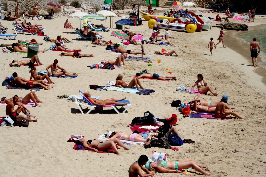 Πώς κάνουν διακοπές οι Έλληνες  – Οι διαφορές μεταξύ Gen Z και Millennials