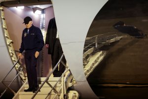 Τζο Μπάιντεν: Κατέβηκε με δυσκολία από το Air Force One