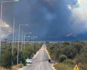 Ανεξέλεγκτη η φωτιά στην Εύβοια – Εκκενώνονται χωριά, οι ισχυροί άνεμοι δημιούργησαν νέο μέτωπο