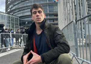 Το ευρωκοινοβούλιο είναι… «λίγο φλώρικο» για τον youtuber Φειδία – Τι του έκανε εντύπωση