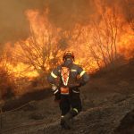 Φωτιά στην Εύβοια: Μάχη με τις αναζωπυρώσεις δίνουν επίγειες και εναέριες δυνάμεις – Τραυματίστηκε πυροσβέστης