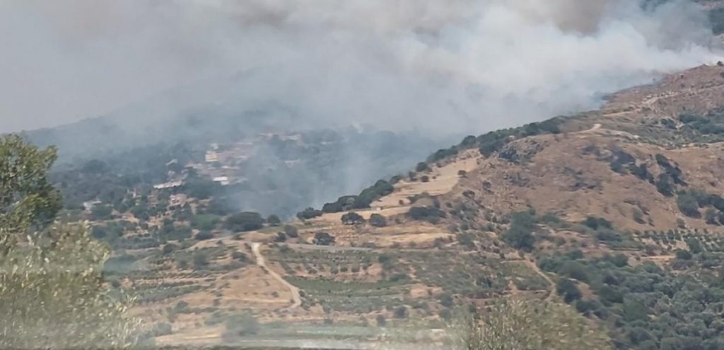 Σε εξέλιξη η φωτιά στα Χανιά: Ενισχύονται οι δυνάμεις – Απειλούνται χωριά