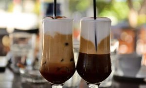 Απορία και εκνευρισμός στην «πρεμιέρα» του 24% ΦΠΑ στον καφέ