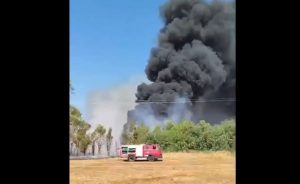 Φωτιά στην Αχαΐα: Στις φλόγες εργοστάσιο με πλαστικά και μήνυμα του 112